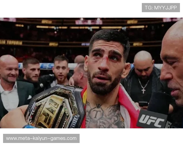 UFC 十年最残酷 KO 诞生！对手被抬出场